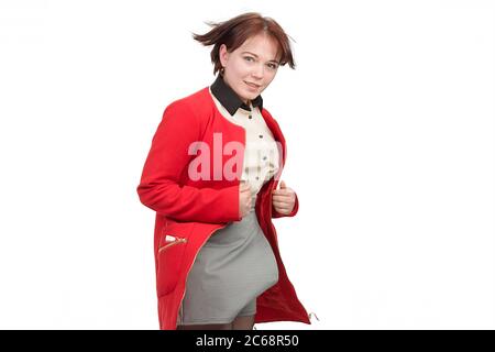 Eine junge Geschäftsfrau, mit kurzen Haaren und einer weißen Bluse und einem karierten Rock, und in einer roten Jacke, weißen Hintergrund isolieren Stockfoto