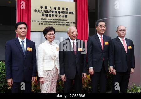 (Hongkong, China. Juli 2020. Tung Chee-hwa und Leung Chun-ying, beide stellvertretende Vorsitzende des Nationalen Komitees der Politischen Konsultativkonferenz des chinesischen Volkes, Carrie Lam, Geschäftsführerin der Sonderverwaltungsregion Hongkong (HKSAR), Luo Huining, stellvertretender Direktor des Büros für Hongkong und Macao Angelegenheiten des Staatsrats, Und Zheng Yanxiong, Direktor des neu gegründeten nationalen Sicherheitsbüros, nahm an einer Eröffnungszeremonie des Büros zur Sicherung der nationalen Sicherheit der zentralen Volksregierung im HKSAR in Hongkong, Südchina, Teil Stockfoto