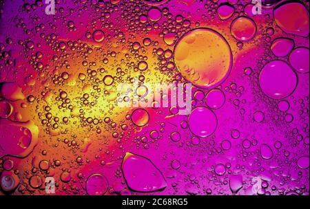 Öl bläht in Wasser. Orange, Gelb und Lila Farben. Stockfoto