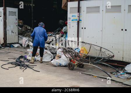 Müllsorter mit zwei Rädern DIY-Transportwagen vor dem Mülllager Stockfoto