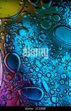 Öl bläht in Wasser. Blau und lila Farben und schwarz Stockfoto