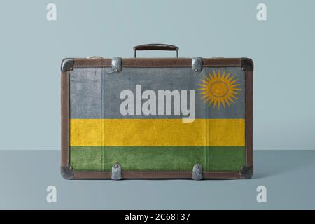 Ruanda Flagge auf alten Vintage Lederkoffer mit nationalen Konzept. Retro-braunes Gepäck mit Text zum Kopieren. Stockfoto