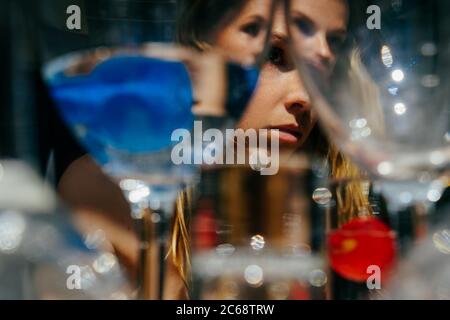 Das Mädchen ist durch die Brille. Das Konzept des psychologischen Traumas. Schizophrenie, bipolare Störung, Alkoholismus, psychische Probleme. Stockfoto