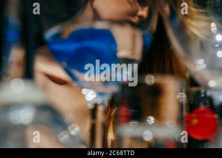 Das Mädchen durch die Brille. Das Konzept des psychologischen Traumas. Schizophrenie, bipolare Störung, Alkoholismus, psychische Probleme. Stockfoto