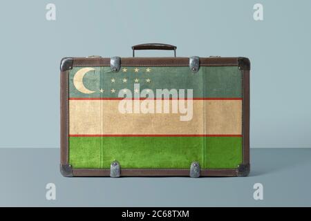 Usbekistan Flagge auf alten Vintage Lederkoffer mit nationalen Konzept. Retro-braunes Gepäck mit Text zum Kopieren. Stockfoto