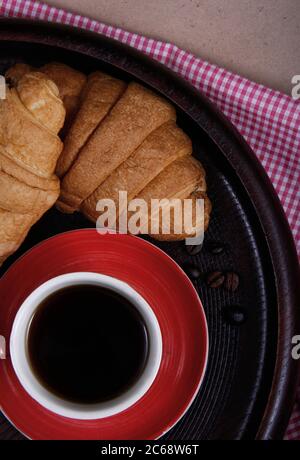 Ein perfekter Frühstückstisch aus frischem Obst: Und Orange, verschiedene Brotsorten: Croissants, Sesambrot und geröstetes Brot, Marmelade, salzige Sticks, Eier Stockfoto