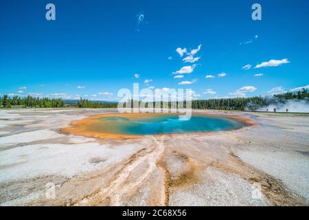 Die farbenfrohen Pools mit heißen Quellen im Yellowstone National Park, Wyoming. Stockfoto