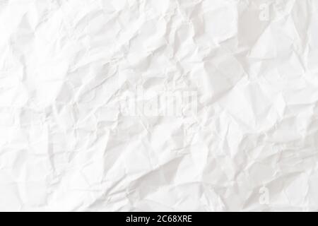 Draufsicht auf weiß zerknitterte Papiertextur Hintergrund. Stockfoto