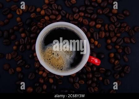 Eine Tasse Kaffee und Kaffeebohnen. Stockfoto