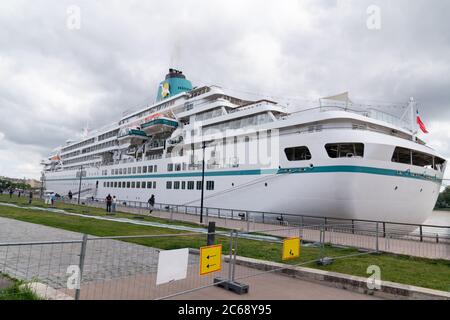 Bordeaux, Gironde / Frankreich - 05 26 2019 : Kreuzfahrtschiff auf den Kais von Bordeaux in Nouvelle Aquitaine Stockfoto