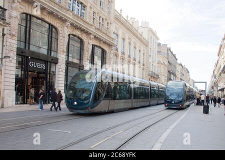 Bordeaux , Aquitanien / Frankreich - 10 30 2019 : Straßenbahn berühmte Straßenbahn auf den Straßen der Stadt Bordeaux Stadt Frankreich Stockfoto