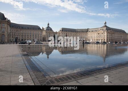 Bordeaux , Aquitanien / Frankreich - 11 07 2019 : Bordeaux Platz Place de la Bourse Spiegelung aus dem Wasser Spiegel im alten Stadtzentrum Frankreich Stockfoto
