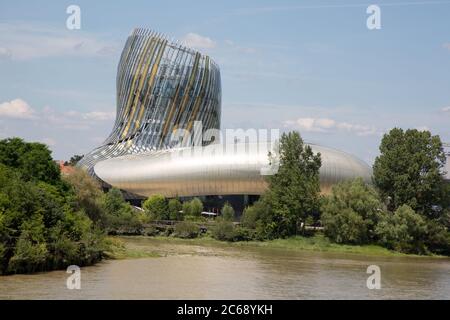 Bordeaux, Nouvelle Aquitaine / Frankreich - 06 20 2018 : Neues Weinmuseum von Bordeaux in der Nähe des Flusses Garonne. Bordeaux, Aquitanien, Frankreich Stockfoto