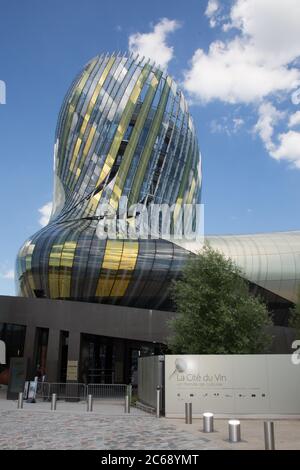 Bordeaux, Nouvelle aquitaine / Frankreich - 06 20 2018 : das Gebäude La Cite du Vin gehört der Stadt Bordeaux und wird von der Stiftung für Weinkult betrieben Stockfoto