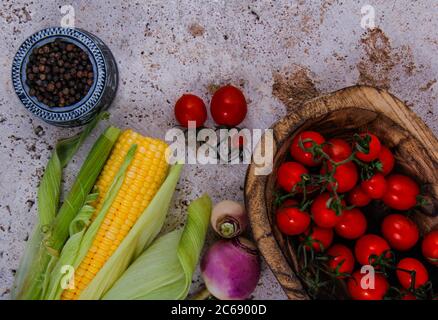 Tomaten, Rüben, Mais, Petersilie und schwarzer Pfeffer. Stockfoto