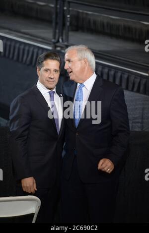 MIAMI, FL - Datei Foto - Bürgermeister von Miami-Dade County, Carlos A. Gimenez und Superintendent von Miami-Dade County Public Schools Alberto M. Carvalho Menschen: Alberto M. Carvalho, Bürgermeister Carlos A. Gimenez Kredit: Storms Media Group/Alamy Live Nachrichten Stockfoto