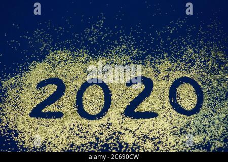 Inschrift 2020 auf blauem Grund mit goldenen Funkeln. Festliche Weihnachten und Neujahr Konzept. Stockfoto