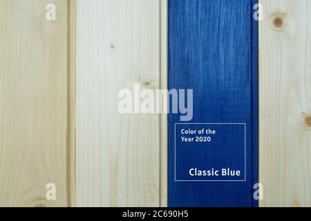 Die Tafel ist blau lackiert, Holzbretter. Blau - Farbe des Jahres 2020 im Rahmen. Stockfoto