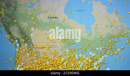 Karte des Flugverkehrs auf der Strecke Kanada und Nordamerika (07. juli 2020, AGB 15.10) auf der Internetseite von Flightradar 24. Pendamperiode des Conoravirus Stockfoto