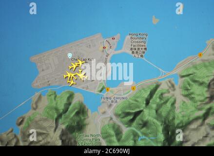 Flugverkehr auf Chek Lap Kok Flughafen, Hong Kong (07. juli 2020, UTC 20.35) auf der Internetseite von Flightradar 24 Website von Svenska Resenätverket ab Stockfoto