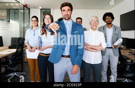 Gruppe der nicht erfolgreichen Geschäftsleuten und schlecht verwalteten Unternehmen führt zu Unzufriedenheit Stockfoto