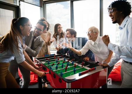 Mitarbeiter Spielen Table Soccer indoor Spiel im Büro während der Pausenzeit Stockfoto