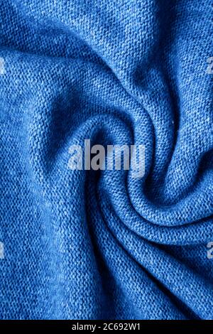 Gestrickter Texturhintergrund in Trendblau für Tapeten und Hintergründe. Hausgemachte Strickwaren. Stockfoto