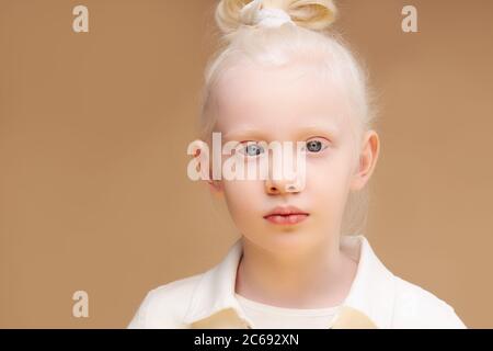 Portrait von Albino Kind Mädchen mit weißer Haut und weißen Haaren. Blonde Mädchen mit ungewöhnlichen natürlichen Schönheit, Albinismus Konzept Stockfoto