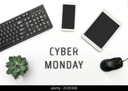 Cyber Monday flach lag auf weißem Hintergrund. Tastatur, Tablet, Telefon, mous und saftige Zusammensetzung. Stockfoto