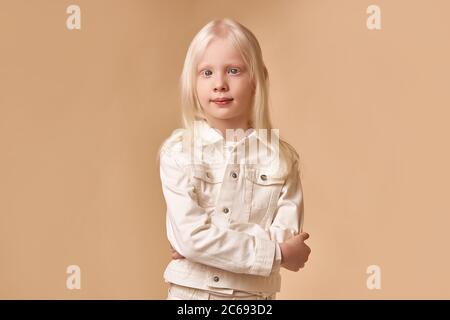 Portrait von Albino Kind Mädchen mit weißer Haut und weißen Haaren. Blonde Mädchen mit ungewöhnlichen natürlichen Schönheit, Albinismus Konzept Stockfoto