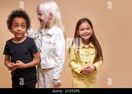 Glücklich lächelnde Kinder isoliert im Studio, Albino, schwarz und amerikanischen Kindern lachen, Lächeln auf Kamera, tragen helle Kleidung. Kinder Vielfalt, Freundlichkeit Stockfoto