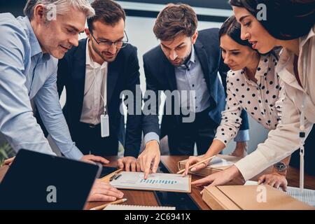 Gruppe von Geschäftsleuten, die gemeinsam diskutieren Stockfoto