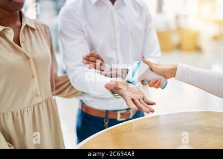 Junge afrikanische verheiratete Paar ist auf Temperatur in Händler überprüft, Arzt Frau verwenden spezielle Gerät Stockfoto