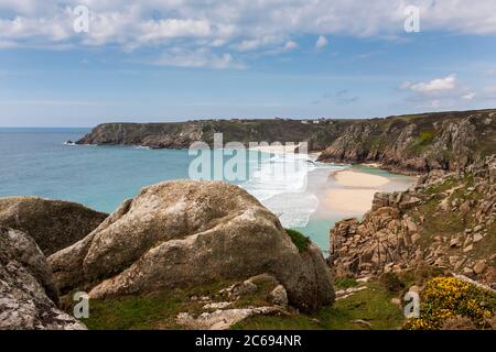 Porthcurno und Pedn Vounder Strände mit Pedn-men-an-Mere in der Ferne, von Teryn Dinas, Penwith Peninsula, West Cornwall, UK Stockfoto