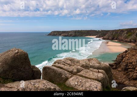 Porthcurno und Pedn Vounder Strände mit Pedn-men-an-Mere in der Ferne, von Teryn Dinas, Penwith Peninsula, West Cornwall, UK Stockfoto