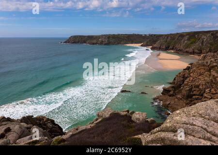 Porthcurno und Pedn Vounder Strände mit Pedn-men-an-Mere in der Ferne, von Teryn Dinas, Penwith Peninsula, West Cornwall, UK Stockfoto