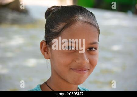 TIKAMGARH, MADHYA PRADESH, INDIEN - 03. MAI 2020: Portrait eines indischen Dorfmädchens. Stockfoto