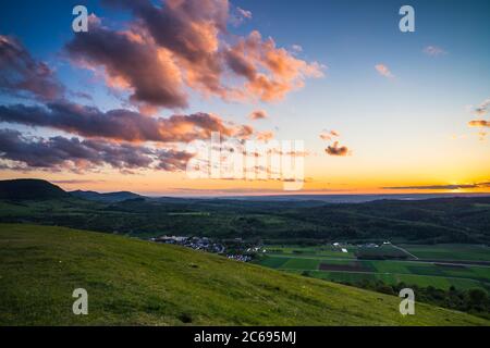 Deutschland, Luftbild Panoramabild über Täler der schwäbischen alb Landschaft in orange Sonnenuntergang Licht mit glühend roten Himmel Stockfoto