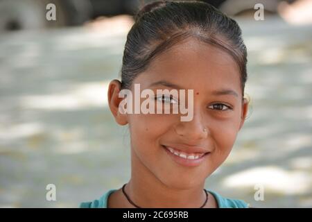 TIKAMGARH, MADHYA PRADESH, INDIEN - 03. MAI 2020: Portrait eines indischen Dorfmädchens. Stockfoto
