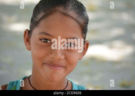 TIKAMGARH, MADHYA PRADESH, INDIEN - 03. MAI 2020: Portrait eines indischen Dorfmädchens. Stockfoto