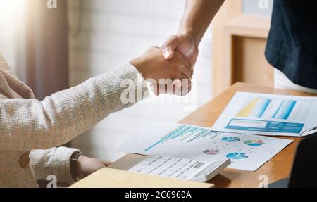 Geschäftsleute Handshake für Teamarbeit der Unternehmensfusion und -Übernahme Stockfoto