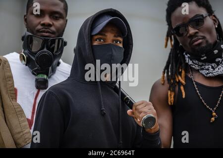 Portrait junger bewaffneter afroamerikanischer Männer auf Demonstration gehen unabhängige Bürger, um zu protestieren und die Rechte schwarzer Menschen zu verteidigen Stockfoto