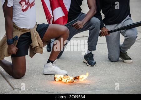 Bewaffnete wütende schwarze Aktivisten protestieren gegen Rassismus, sie sind bereit, mit der Polizei und mit Ungerechtigkeit in den USA zu kämpfen. Schwarze, afroamerikaner, dunkle Haut Stockfoto