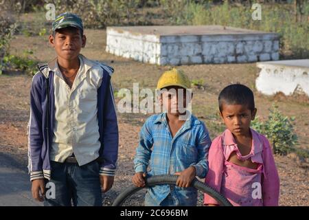 TIKAMGARH, MADHYA PRADESH, INDIEN - 24. MÄRZ 2020: Glückliche ländliche indische Dorfjungen. Stockfoto