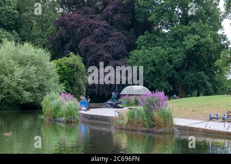 Großbritannien, Wetter, Northampton, 8. Juli 2020. Über Nacht Regen Lockerung für die Fischer von Abington Fishing Club, die auf den Start um 9 Uhr des Wettbewerbs auf Abington Park See warten, leichter Regen und ein feuchter Tag ist prognostiziert. Kredit: Keith J Smith/Alamy Live Nachrichten Stockfoto