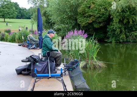 Großbritannien, Wetter, Northampton, 8. Juli 2020. Über Nacht Regen Lockerung für die Fischer von Abington Fishing Club, die auf den Start um 9 Uhr des Wettbewerbs auf Abington Park See warten, leichter Regen und ein feuchter Tag ist prognostiziert. Kredit: Keith J Smith/Alamy Live Nachrichten Stockfoto