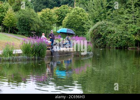 Großbritannien, Wetter, Northampton, 8. Juli 2020. Über Nacht Regen Lockerung für die Fischer von Abington Fishing Club, die auf den Start um 9 Uhr des Wettbewerbs auf Abington Park See warten, leichter Regen und ein feuchter Tag ist prognostiziert. Kredit: Keith J Smith/Alamy Live Nachrichten Stockfoto