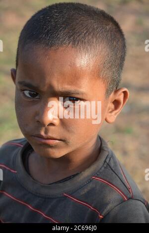 TIKAMGARH, MADHYA PRADESH, INDIEN - 24. MÄRZ 2020: Portrait eines nicht identifizierten indischen Jungen in ihrem Dorf. Stockfoto