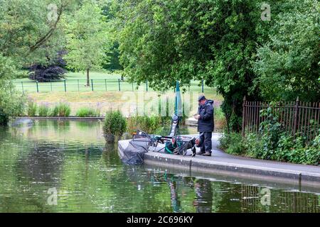 Großbritannien, Wetter, Northampton, 8. Juli 2020. Über Nacht Regen Lockerung für die Fischer von Abington Fishing Club, die auf den Start um 9 Uhr des Wettbewerbs auf Abington Park See warten, leichter Regen und ein feuchter Tag ist prognostiziert. Kredit: Keith J Smith/Alamy Live Nachrichten Stockfoto