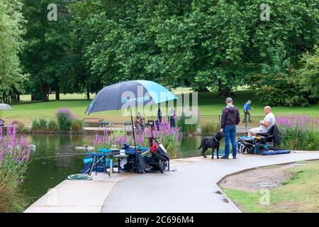 Großbritannien, Wetter, Northampton, 8. Juli 2020. Über Nacht Regen Lockerung für die Fischer von Abington Fishing Club, die auf den Start um 9 Uhr des Wettbewerbs auf Abington Park See warten, leichter Regen und ein feuchter Tag ist prognostiziert. Kredit: Keith J Smith/Alamy Live Nachrichten Stockfoto